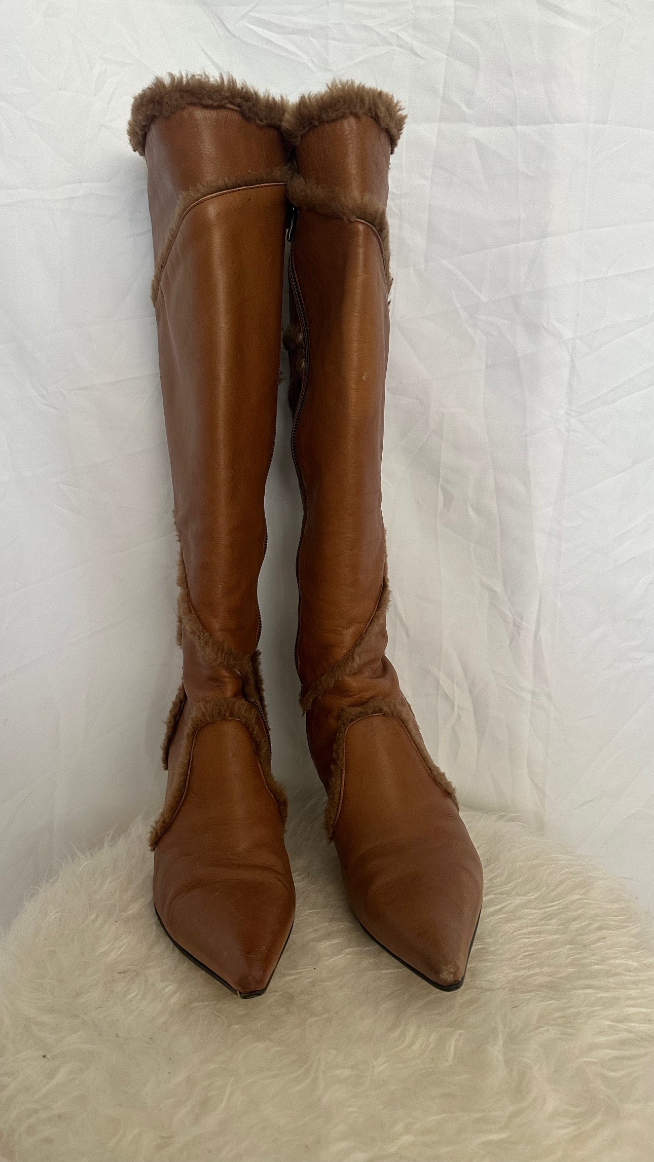 Beautiful boots with fur details