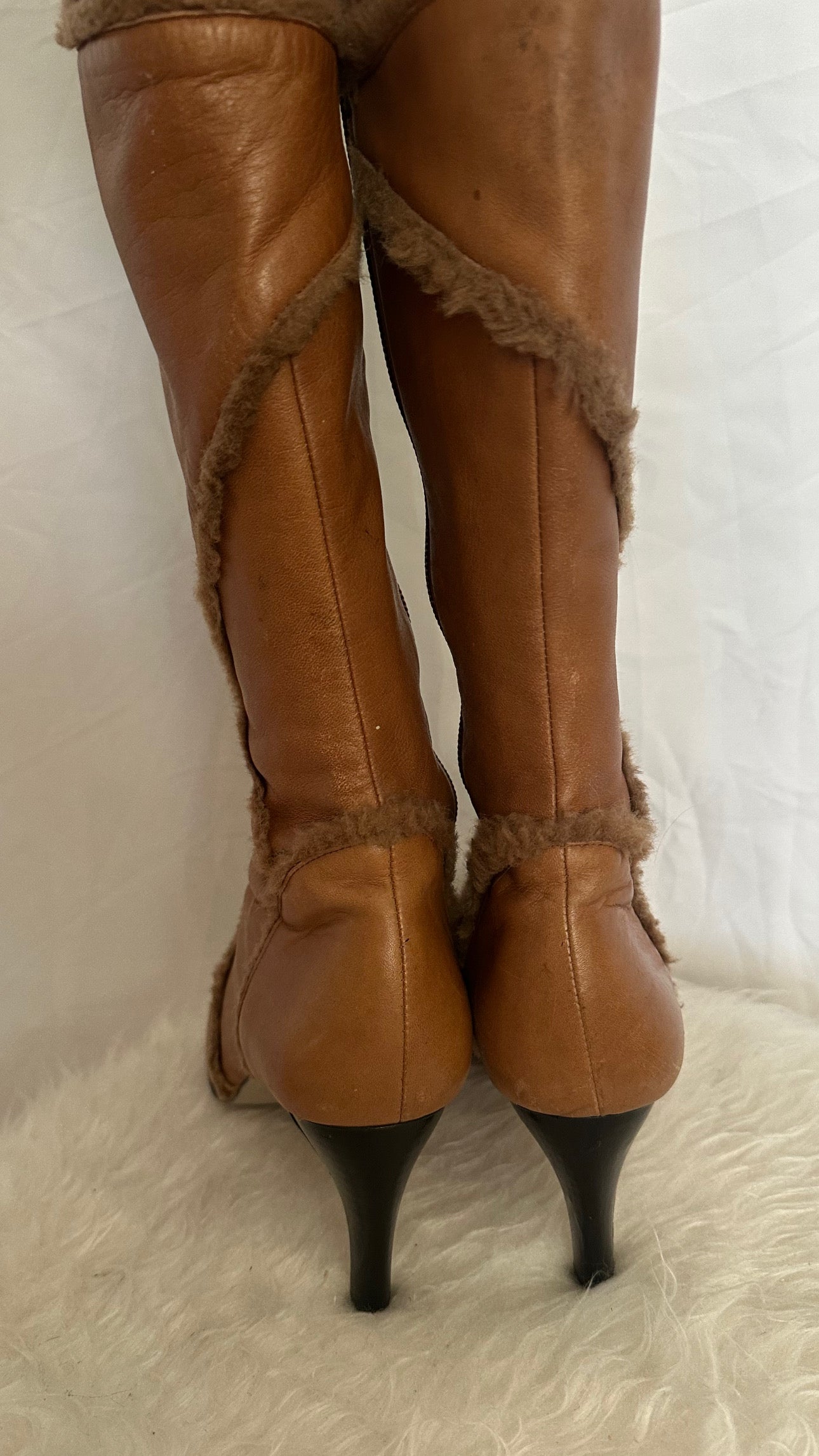 Beautiful boots with fur details